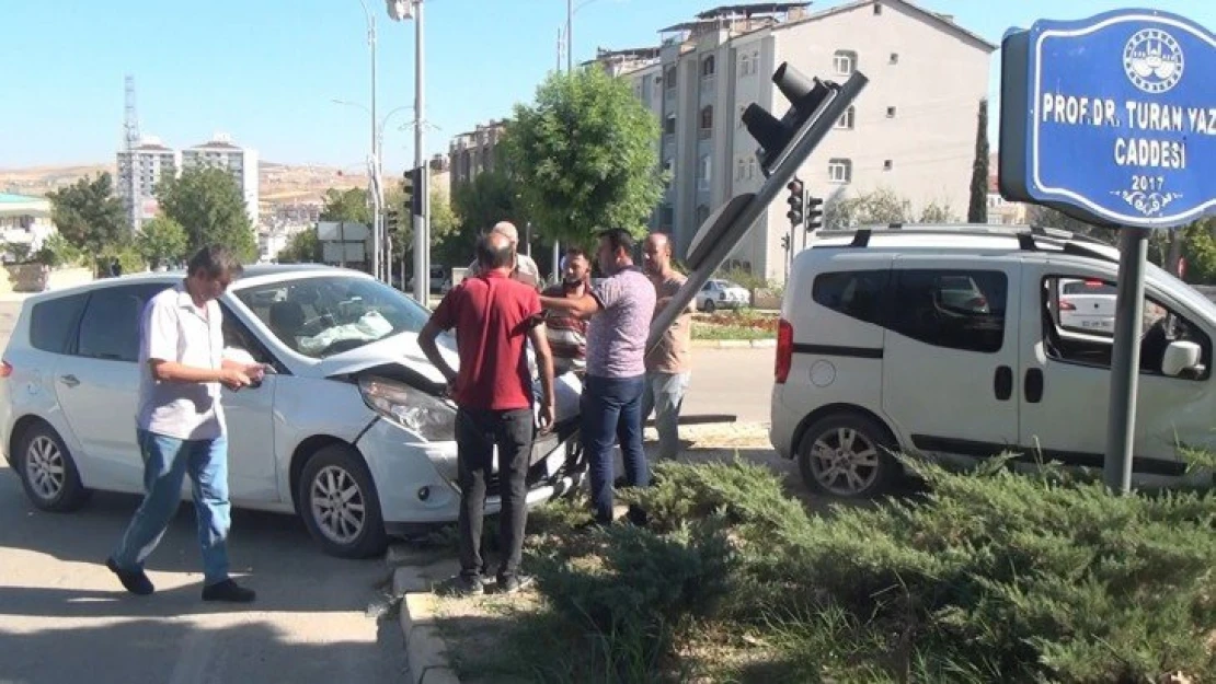 Elazığ'da kontrolden çıkan otomobil önce araca ardından trafik ışığına çarptı