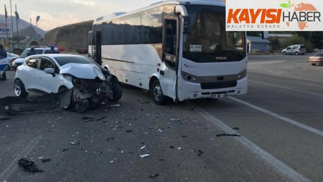 Elazığ'da midibüs ile otomobil çarpıştı:2 yaralı