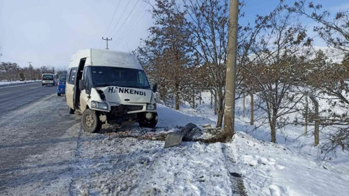 Elazığ'da minibüs aydınlatma direğine çarptı: 2 yaralı