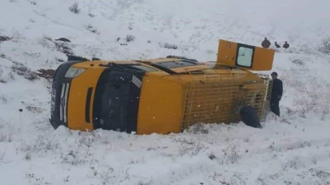 Elazığ'da minibüs devrildi: 8 yaralı