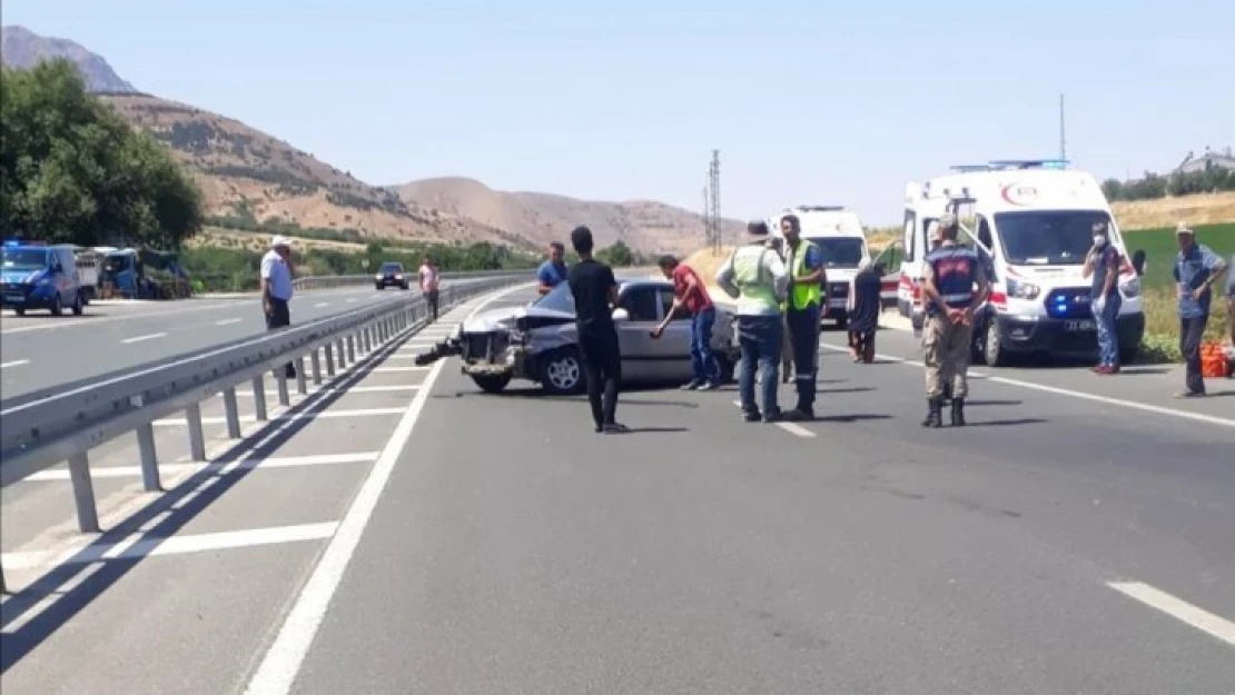 Elazığ'da otomobil bariyerlere çarptı: 3 yaralı