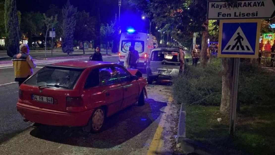 Elazığ'da otomobil park halindeki ticari araca çarptı: 1 yaralı