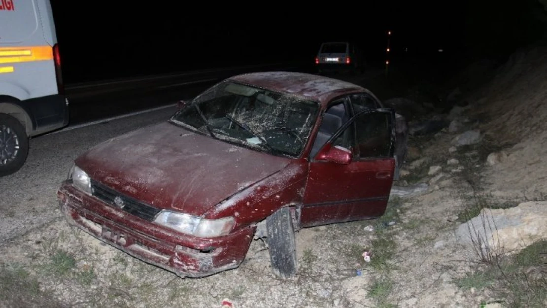 Elazığ'da otomobil şarampole uçtu: 3 yaralı