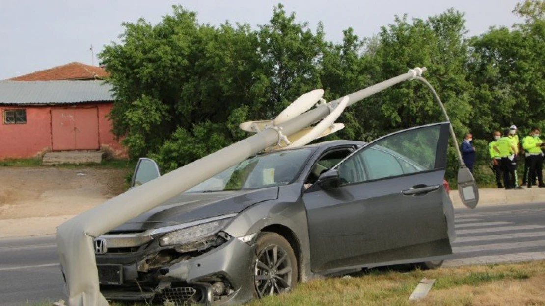 Elazığ'da otomobilin, çarptığı direk devrildi:1 yaralı