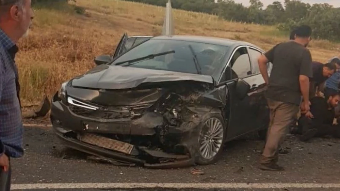 Elazığ'da otomobiller çarpıştı: 1 ölü, 9 yaralı