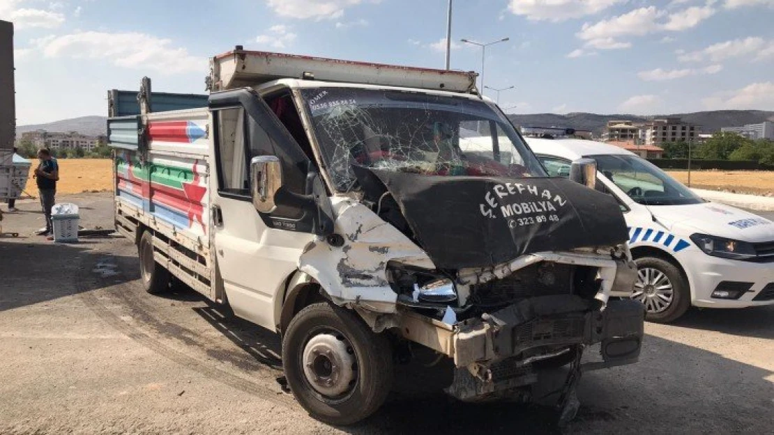 Elazığ'da pikaplar çarpıştı: 3 yaralı