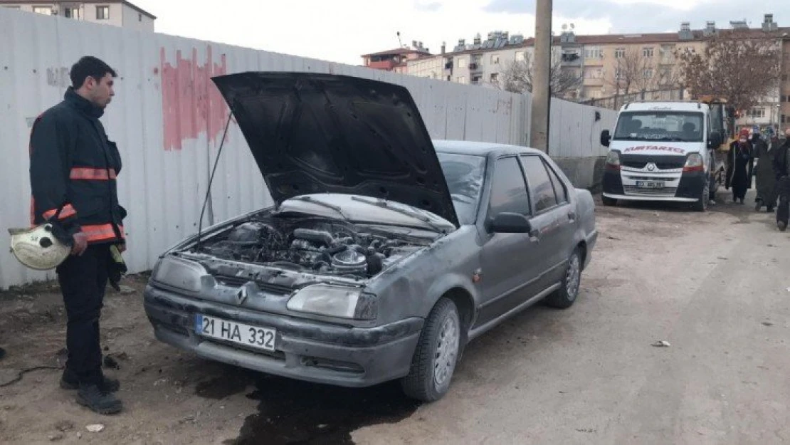 Elazığ'da seyir halindeki araç alev aldı, diğer sürücüler müdahale etti