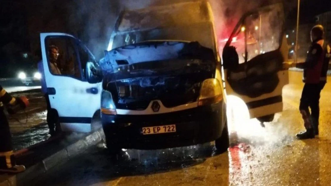 Elazığ'da seyir halindeki minibüs yandı