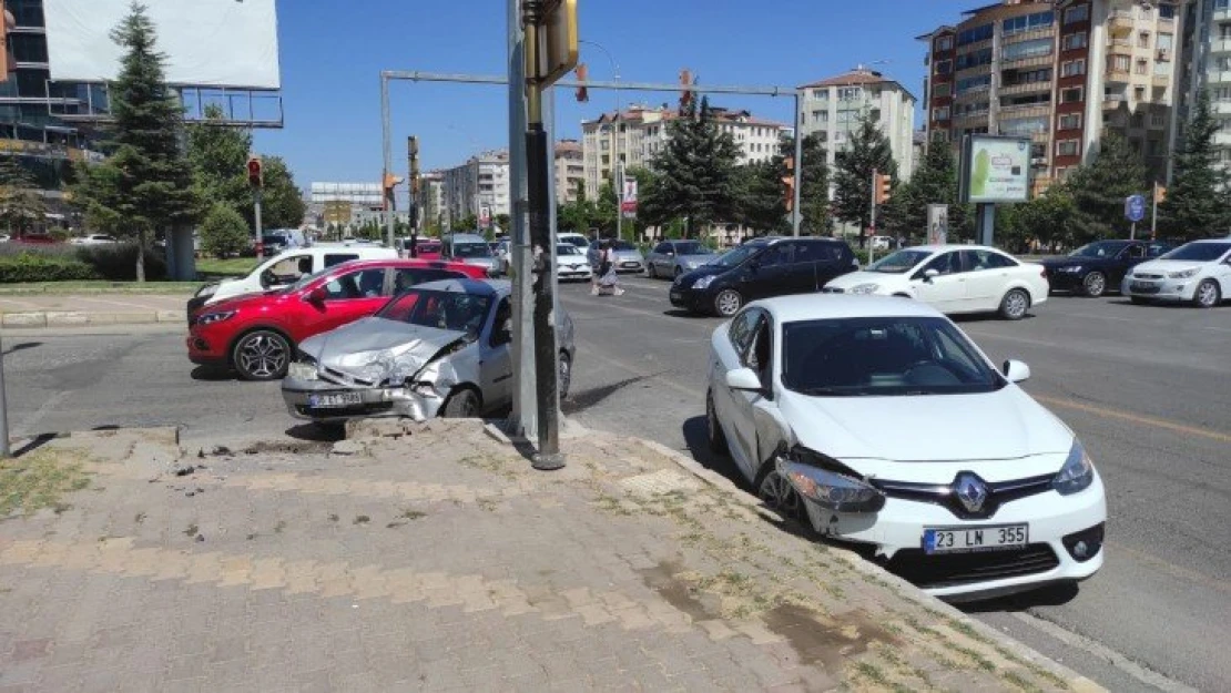 Elazığ'da trafik kazası: 2 yaralı