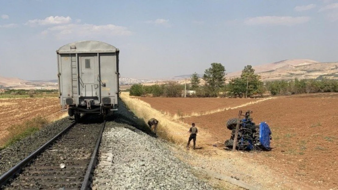 Elazığ'da trenin çarptığı traktörün sürücüsü hayatını kaybetti