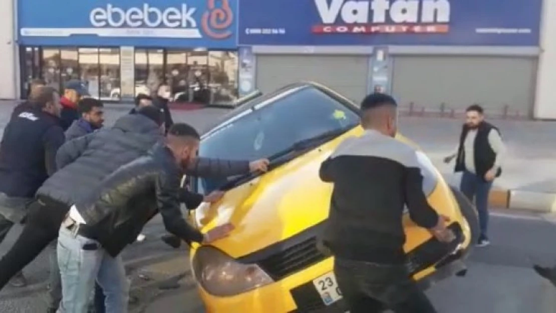 Elazığ'da yan yatan otomobili vatandaşlar düzeltti