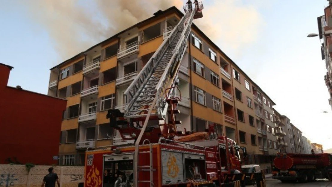 Elazığ'da yangın, iki binanın çatısına daha sıçradı