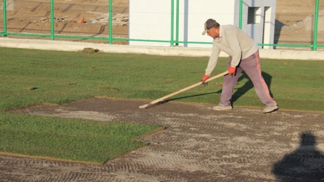 Elazığ Doğukent Stadına çim serimi yapıldı