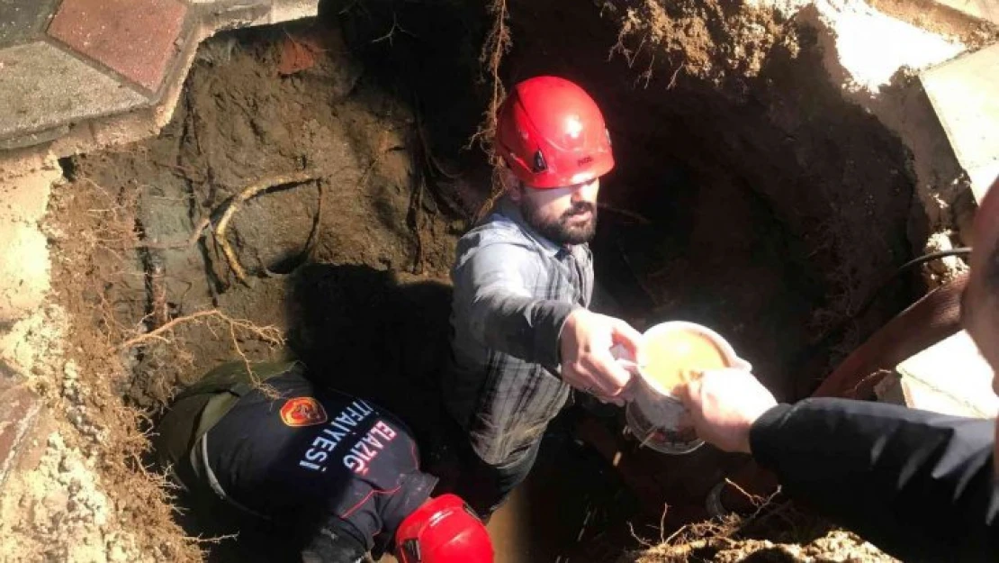 Evine giderken bir anda kendini yeraltında buldu, itfaiyenin 2 saatlik çalışması ile kurtarıldı