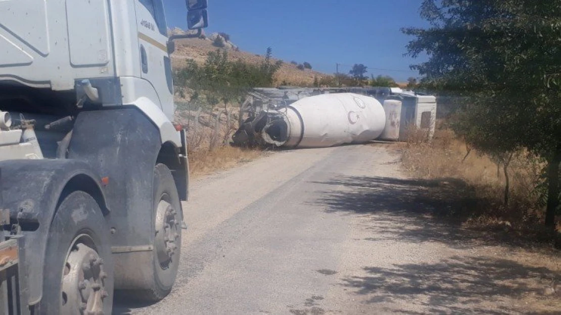 Freni boşalan beton mikseri devrildi, yol trafiğe kapandı