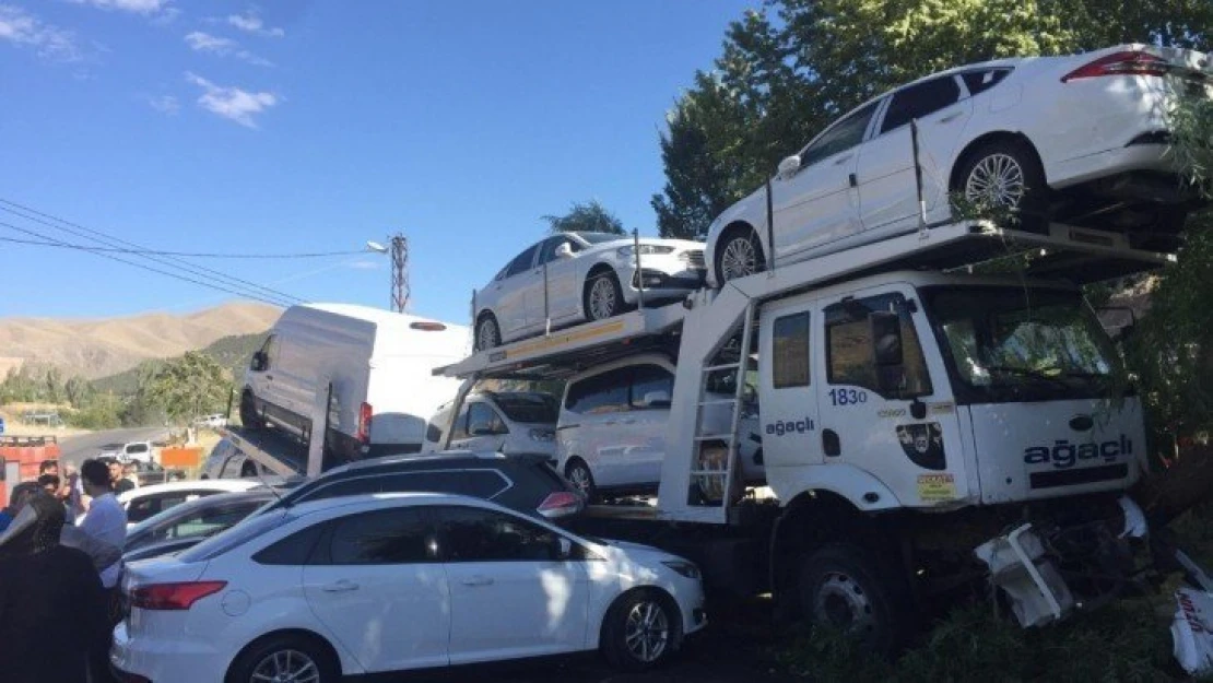 Freni boşalan tır otoparka daldı, 5 aracı biçti: 1 yaralı