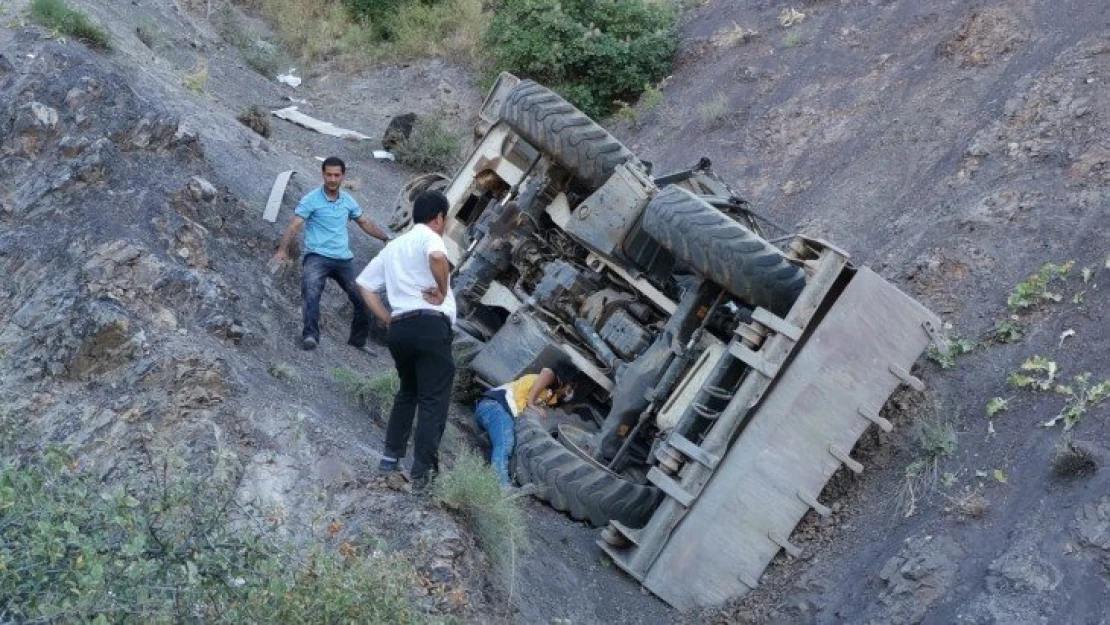 Freni patlayan iş makinesi uçurumdan uçtu: 1 ölü