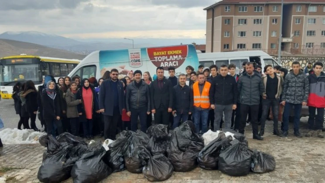 Gençler doğadaki hayvanlar için yiyecek bıraktı