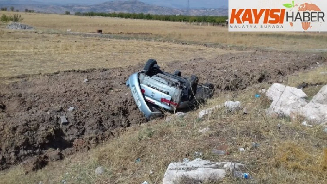 Gölbaşı'nda hafif ticari araç takla attı: 2 Yaralı