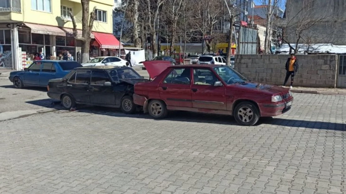 Gölbaşı'nda otomobiller çarpıştı