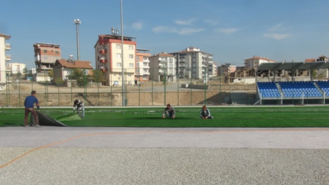 1 nolu sahada sentetik çimler seriliyor