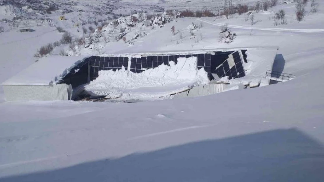 Güneş enerji panellerinin bulunduğu çatı çöktü