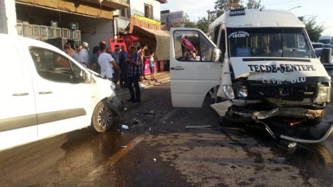 Minibüs, park halindeki araca çarptı: 1 yaralı