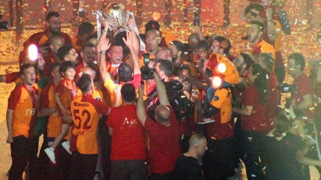 Şampiyon Galatasaray kupasını aldı