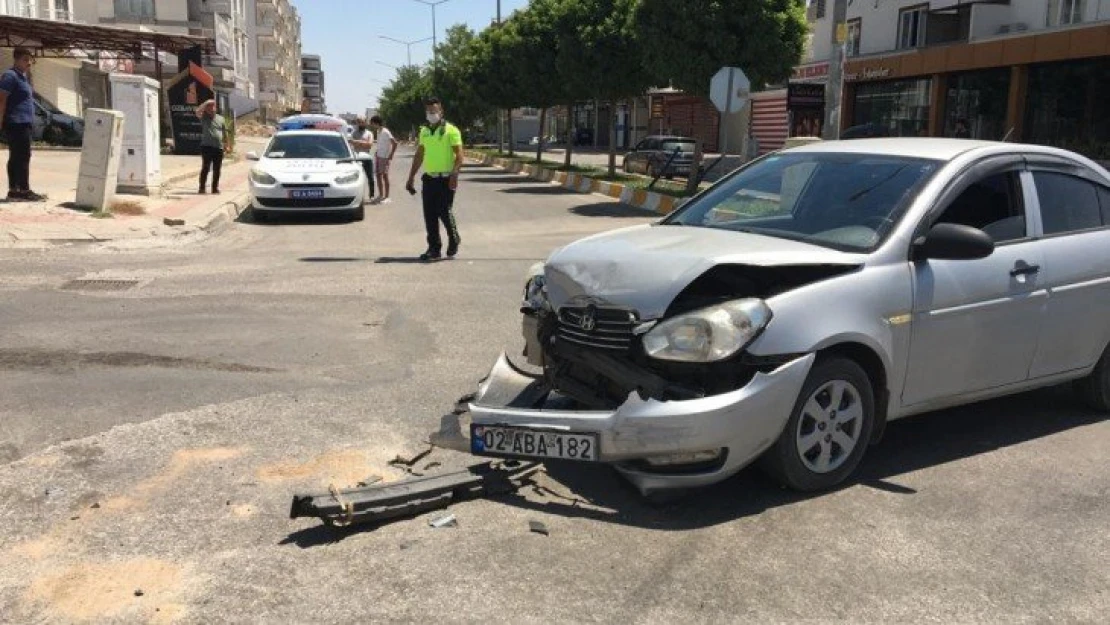 Hafif ticari araç ile otomobil çarpıştı: 2 yaralı