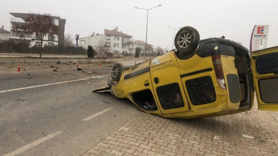 Hafif ticari araç, refüje çarparak takla attı,o anlar kamerada