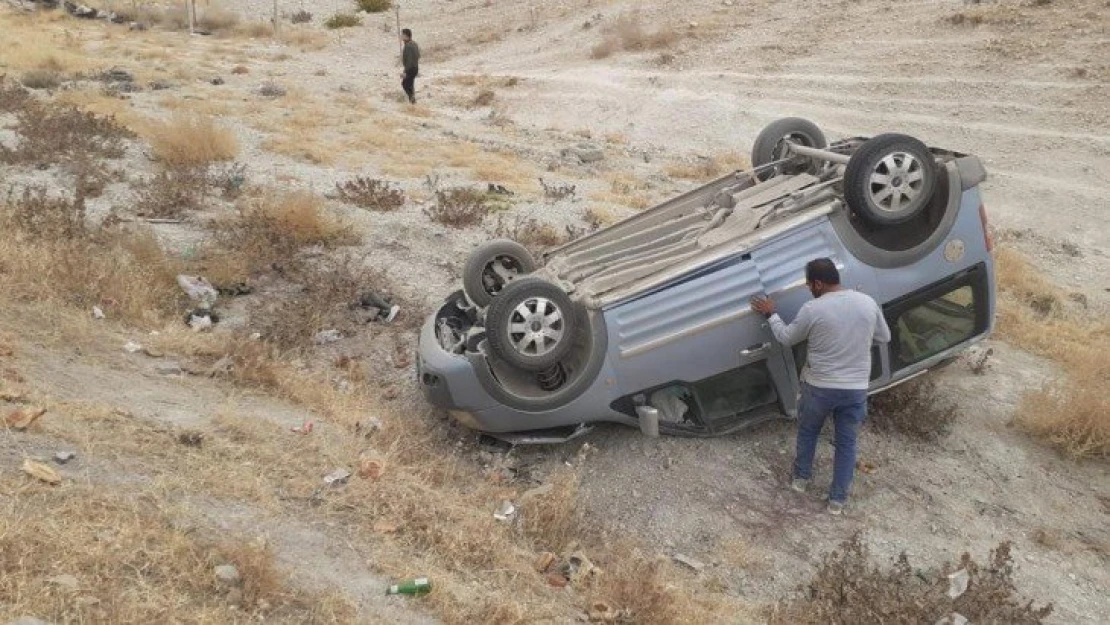 Hafif ticari araç şarampole yuvarlandı: 2 yaralı