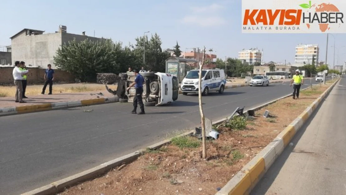 Hafif ticari araç takla attı: 2 yaralı