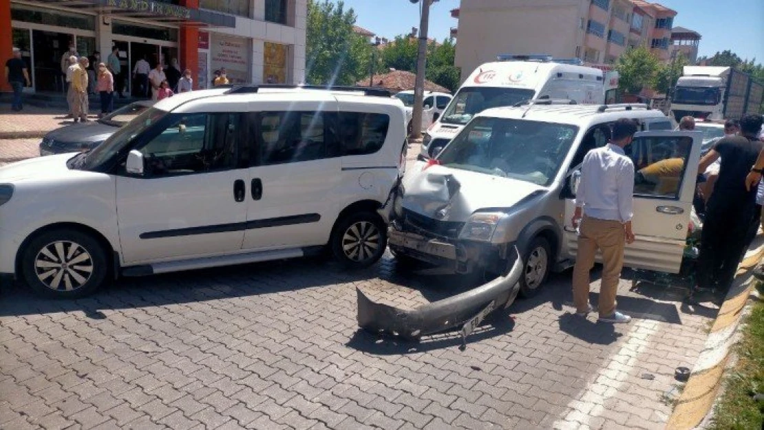 Hafif ticari araçlar çarpıştı: 2 Yaralı