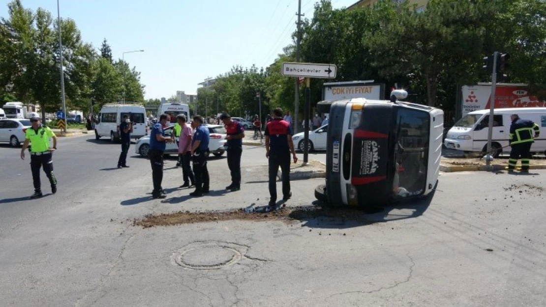 Hasta taşıyan ambulans ile minibüs çarpıştı