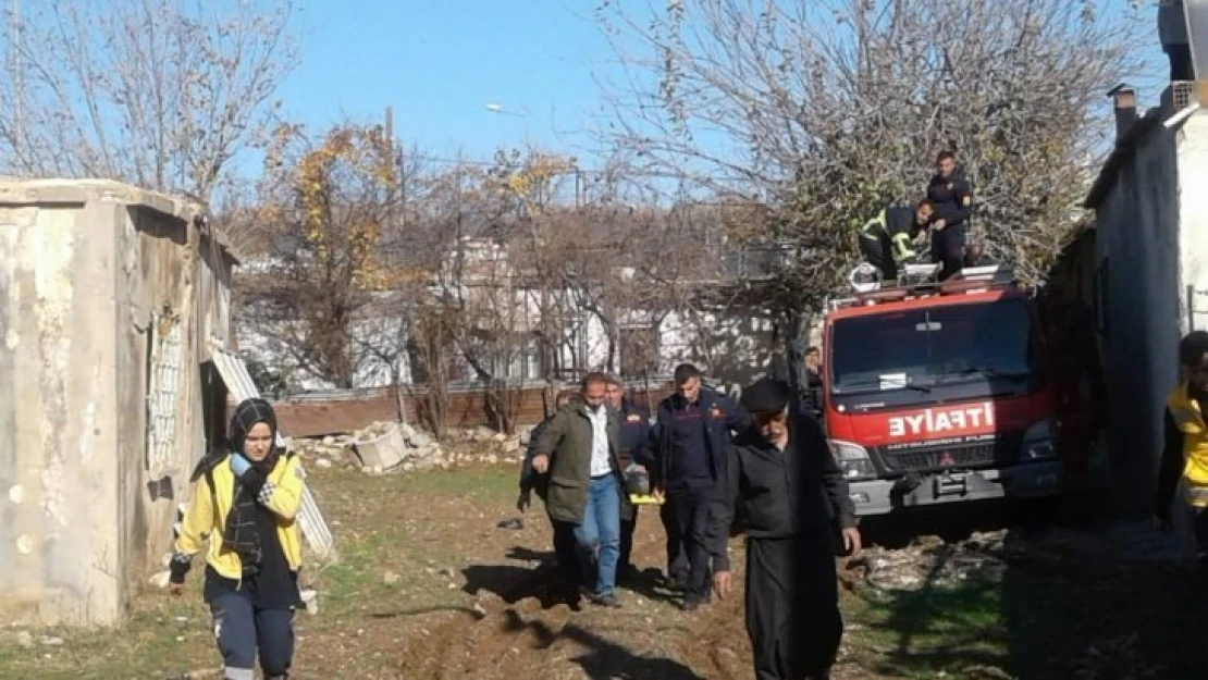 İki ev arasındaki boşluğa düşen kadın kurtarıldı