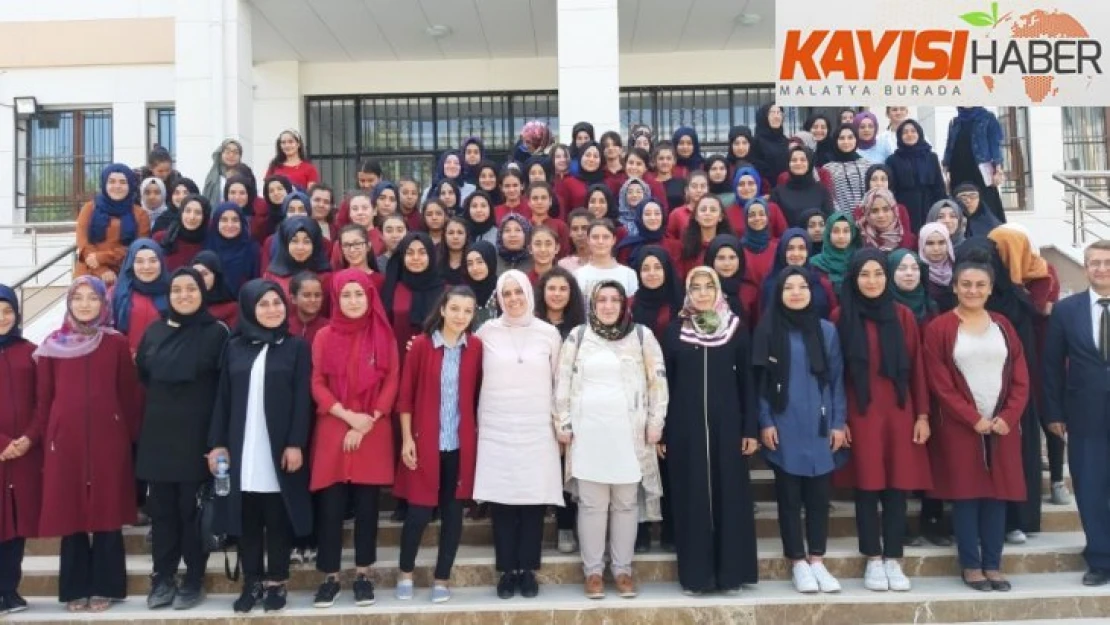 İmam Hatip Lisesinde kız öğrencilerle söyleşi