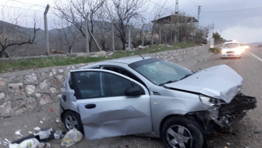 İstinat duvarına çarpan otomobil hurdaya döndü