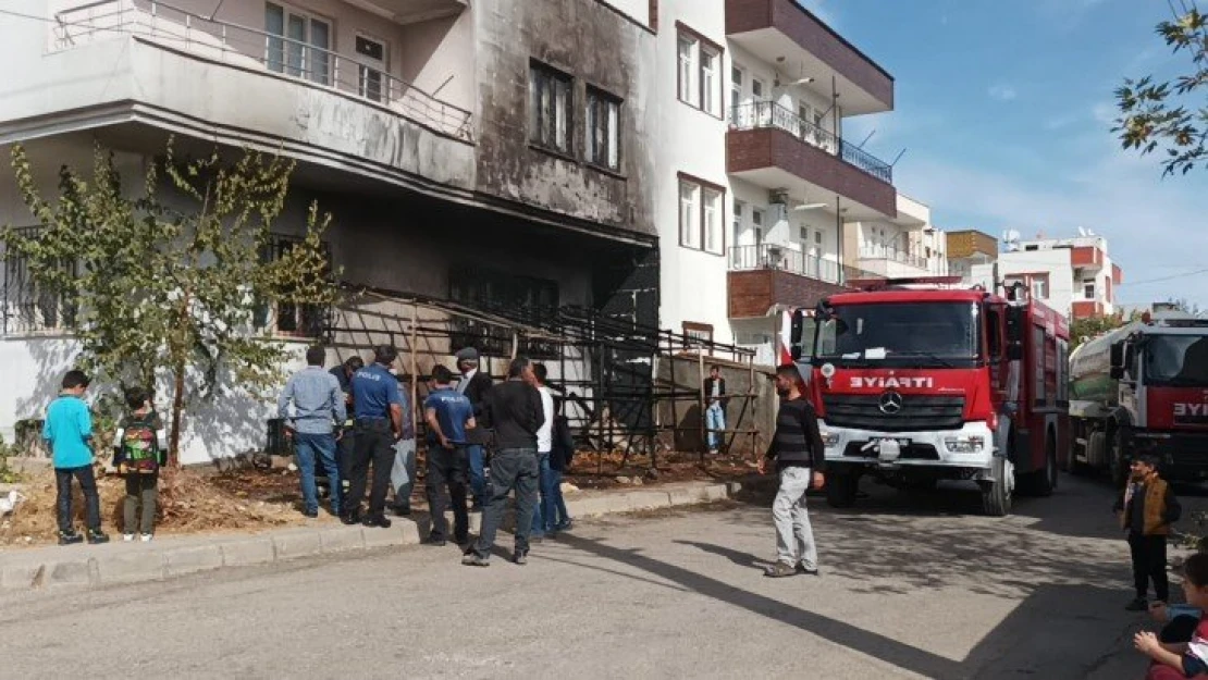 İtfaiye ekiplerinin erken müdahalesi iki katlı evi kül olmaktan kurtardı