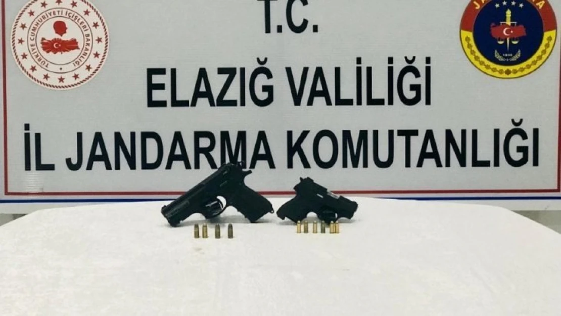 Jandarma 2 şahsı, ruhsatsız tabancaları saklarken yakaladı