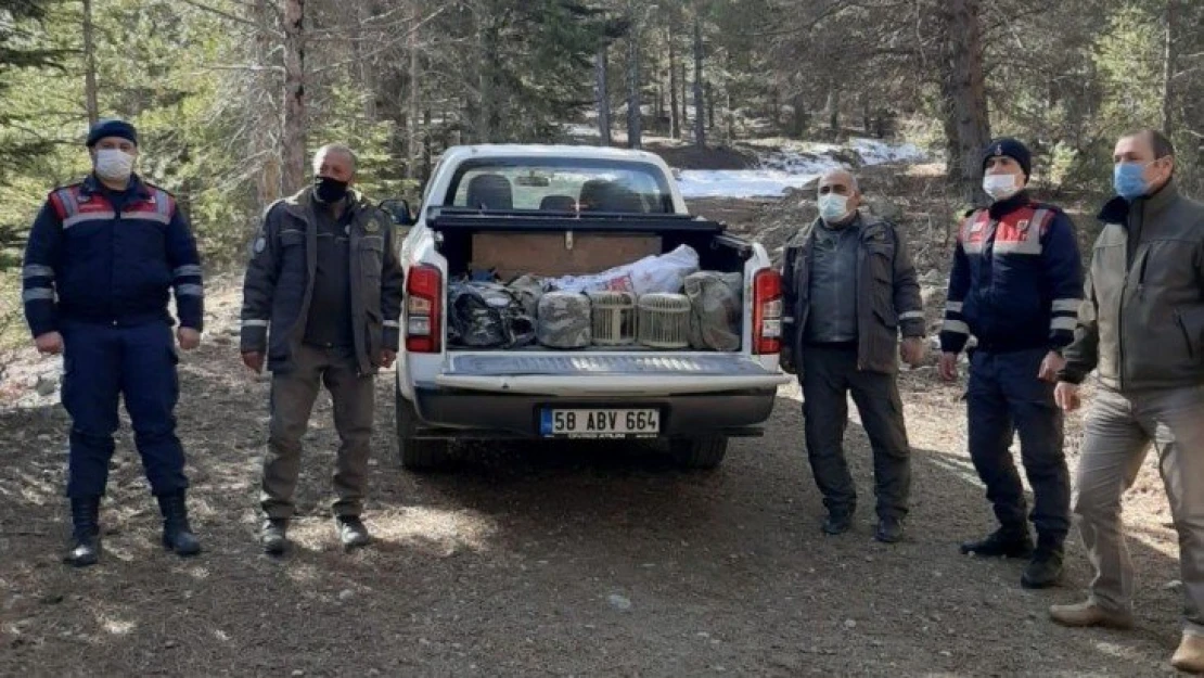 Kaçak avcılar yakalandı, araçta bulunan keklikler doğaya salındı