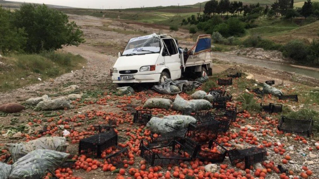 Kahta'da sebze yüklü kamyonet takla attı: 2 yaralı