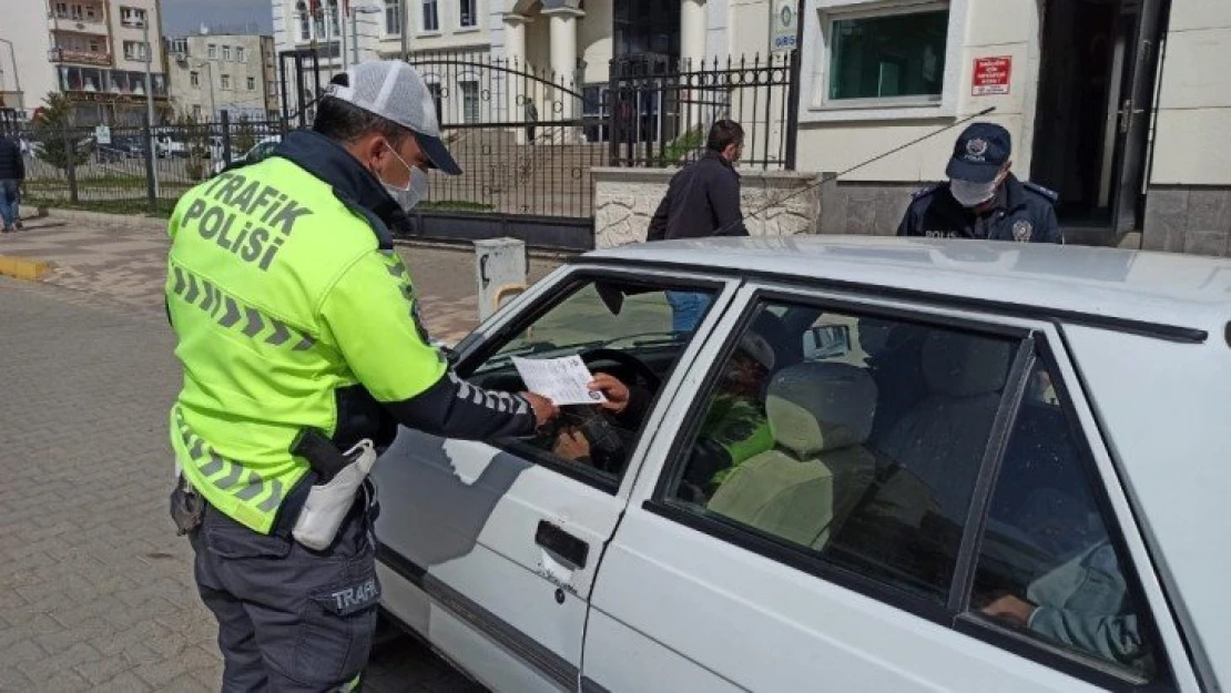 Kahta Polisi halkın güvenliği için broşür dağıttı