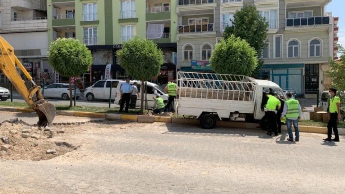 Kamyonet yol çalışması yapan işçilerin arasına daldı