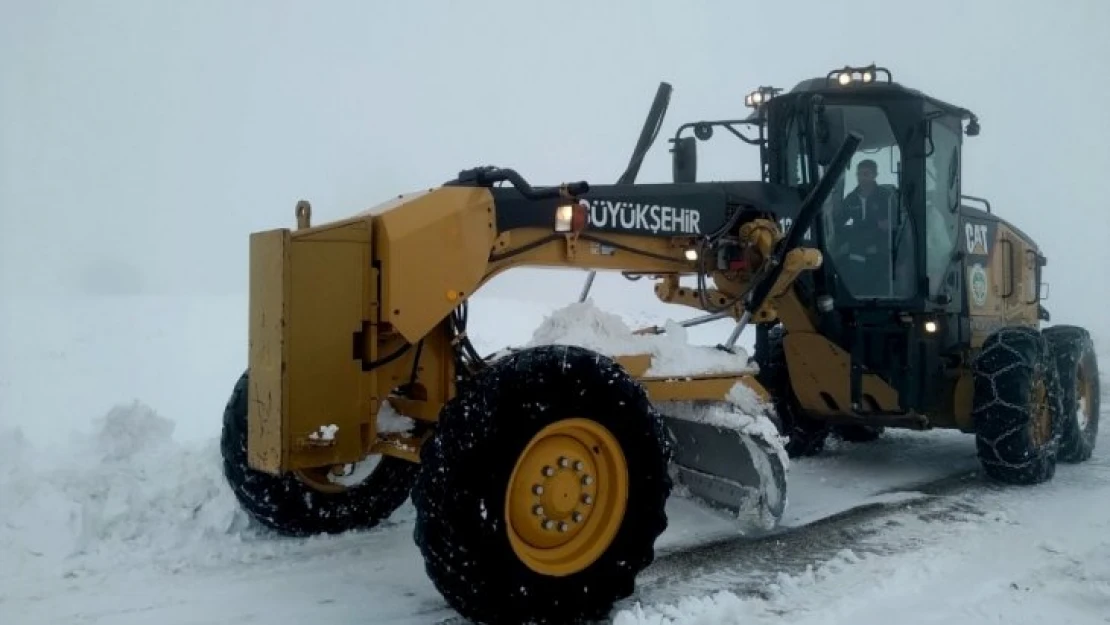 Kar nedeniyle kapanan 200 mahallenin yolu yeniden ulaşıma açıldı