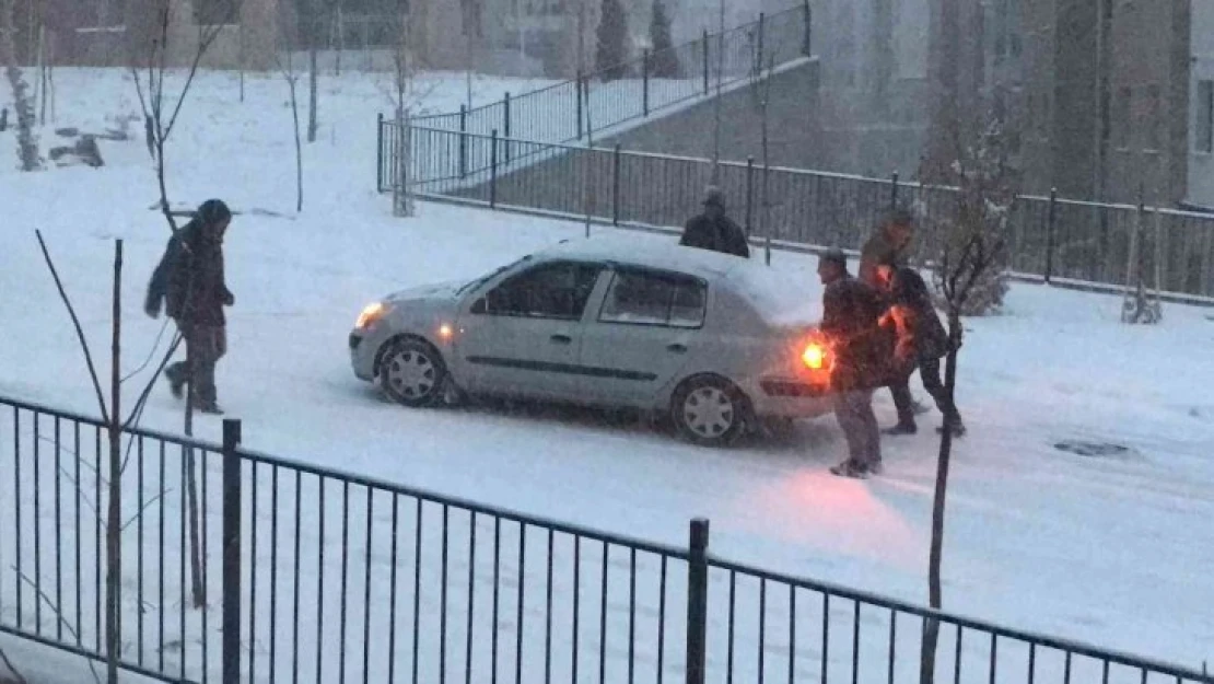 Kar yağışının etkili olduğu Elazığ'da sürücüler zor anlar yaşadı