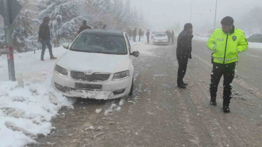 Karda kayan otomobil yayalara çarptı: 5 yaralı