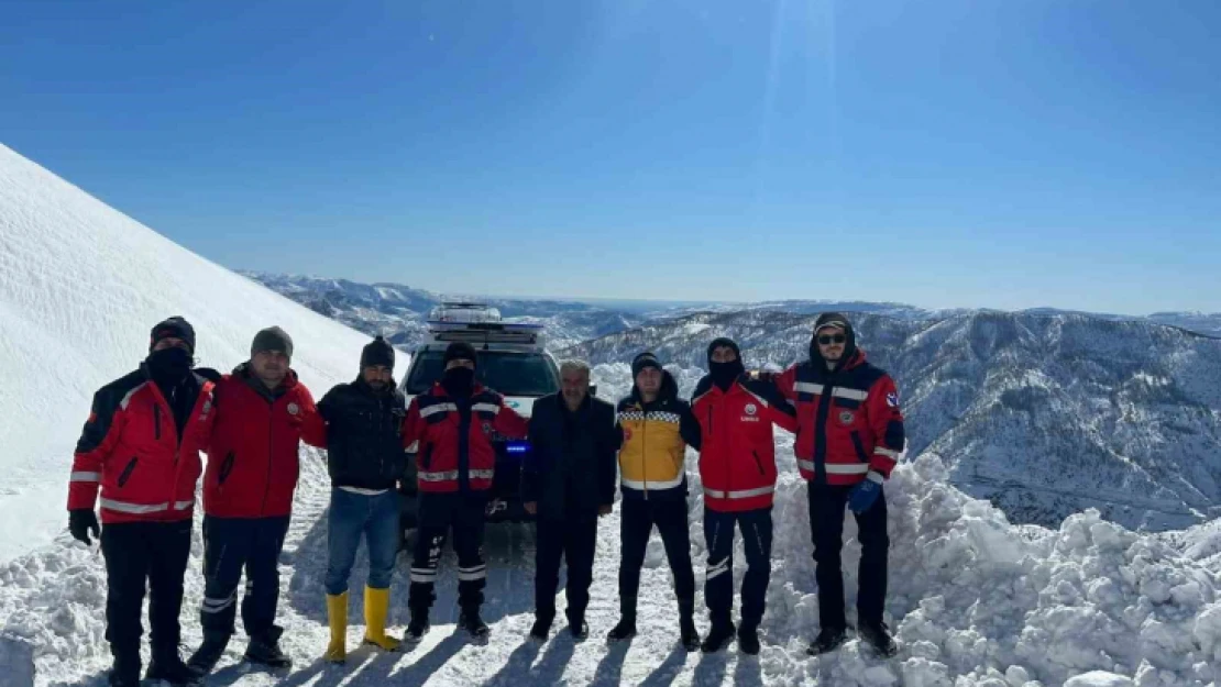 Karın geçit vermediği mezrada mahsur kalan depremzedeler