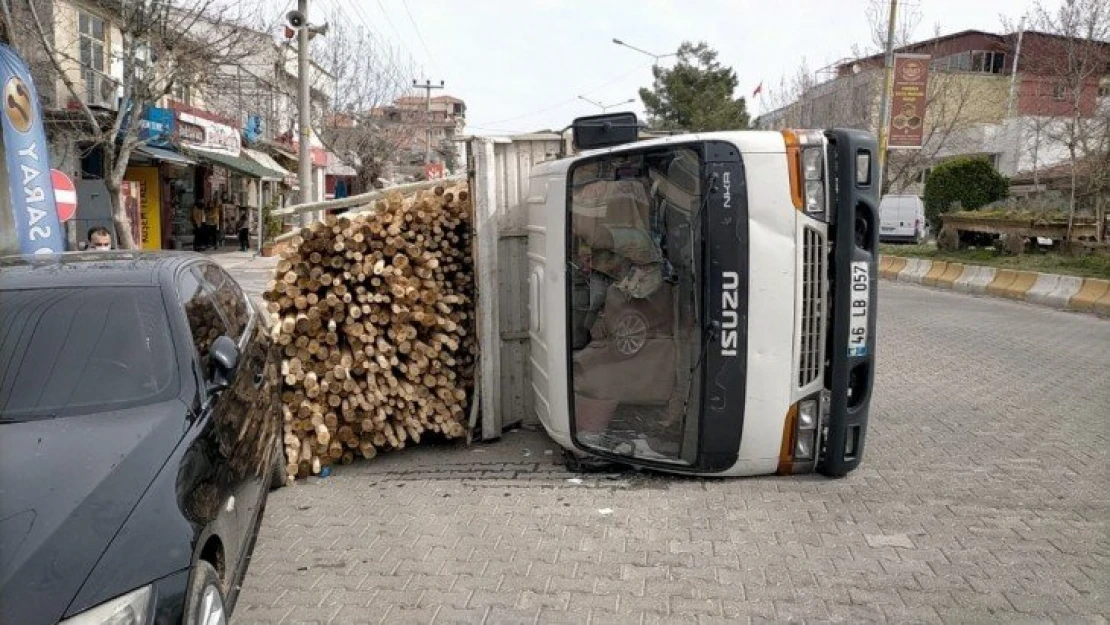 Kavak yüklü kamyonet devrildi