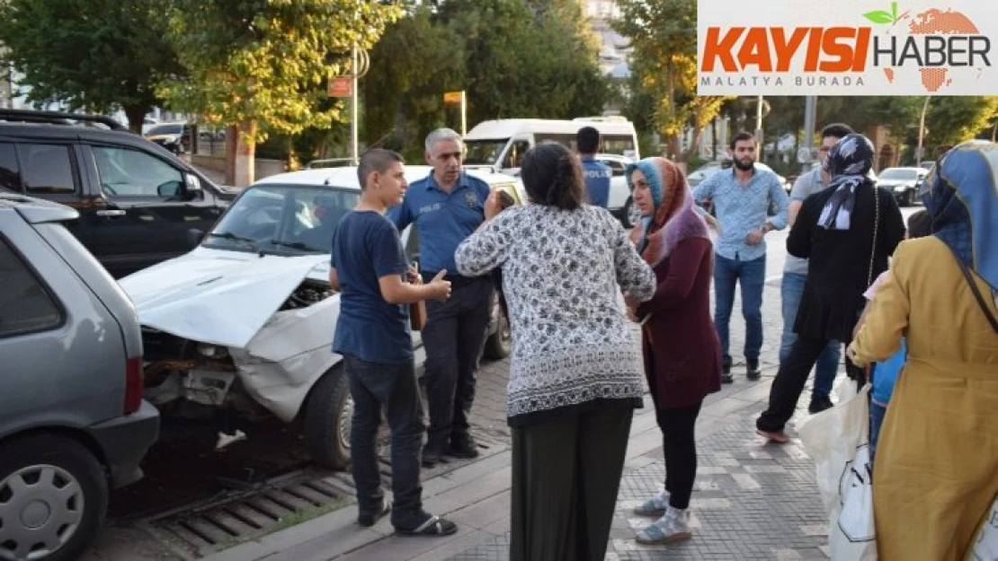 Kaza yapan araç sürücüsü otomobili bırakıp kaçtı