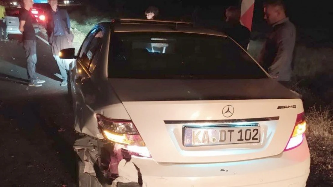 Keçi süresine çarpmamak için duran otomobile başka araç çarptı: 1 yaralı